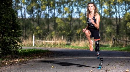 Vrouw met onderbeen prothese voor hardlopen