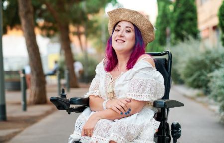 Jonge vrouw in een rolstoel